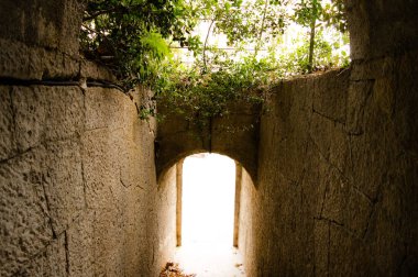 Küçük bir güney caddesindeki kemer, güneş ışığı.