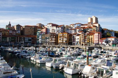  Bermeo, İspanya, 17 Kasım 2015 Limandaki gemiler 