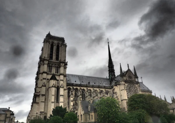 Yağmurda baraj katedrali yok.