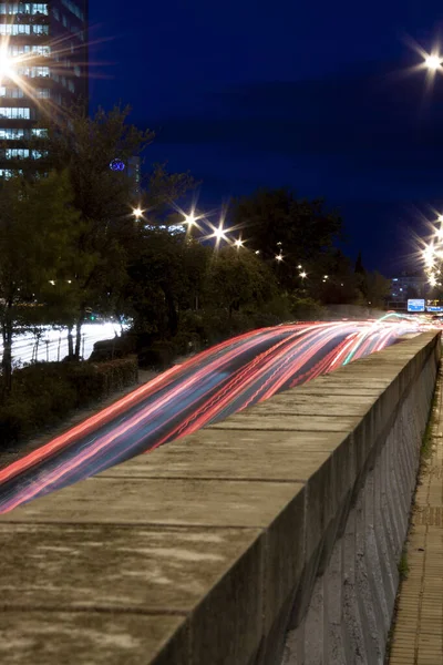 Madrid, İspanya 'da geceleyin otoyol