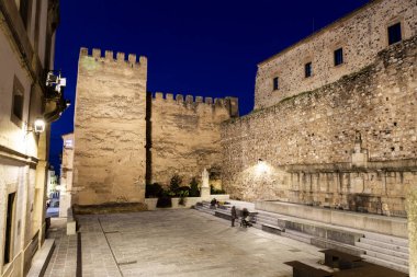 Akşamları eski şehir Caceres 'de anıtsal bir şehir