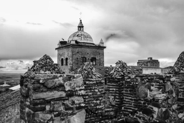 Guadalajara 'daki siyah bir köyde çan kulesi.