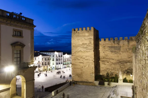 Akşamları eski şehir Caceres 'de anıtsal bir şehir