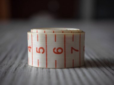 Ahşap zemin üzerindeki terziler.