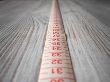 Ahşap zemin üzerindeki terziler.