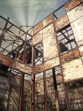 Parlak gökyüzünde terk edilmiş tuğla güneş ışığı