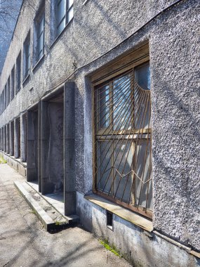 Eski Sovyet cephesi, eski tip pencereli.