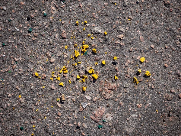 Amarillo piedras pequeñas textura sobre un asfalto Fotos De Stock Sin Royalties Gratis