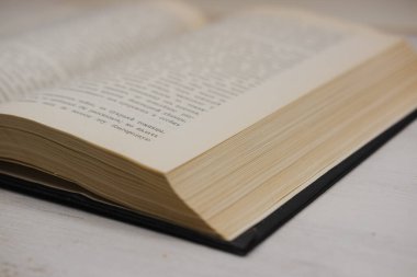 Beyaz arkaplan üzerine eski kitabı aç