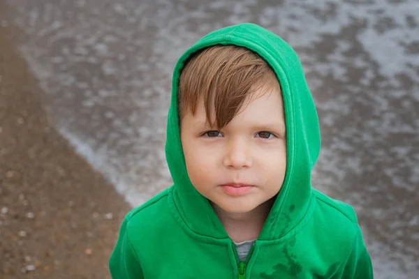 Uśmiechnięty Chłopiec Zielonej Kurtce — Zdjęcie stockowe
