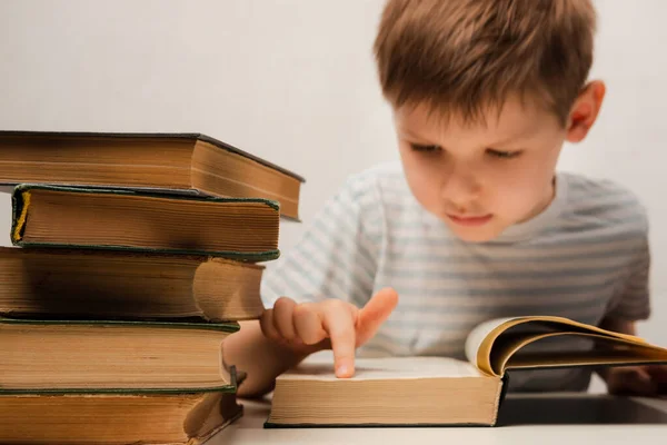Little Boy Sits Table Reads Book — Stock Photo, Image
