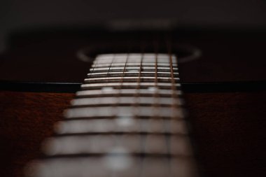 Koyu arkaplanda akustik gitar