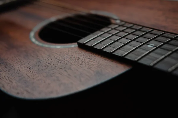 Koyu arkaplanda akustik gitar
