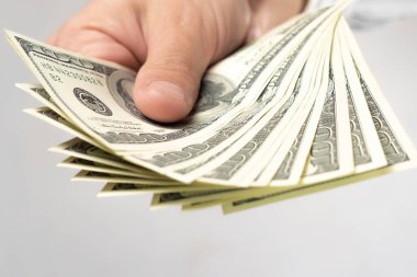 Beyaz arka planda birkaç banknot tutuyor. Ödeme, takas, tasarruf, yatırım kavramı