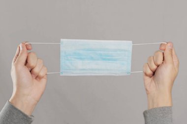 Gri bir arkaplanda koruyucu yüz maskesi