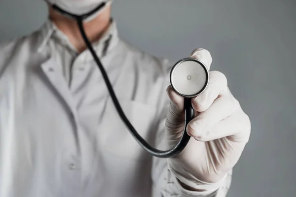 Doktor elinde bir steteskop tutuyor. Sağlık izleme, kalp ve diğer hastalıkların önlenmesi kavramı