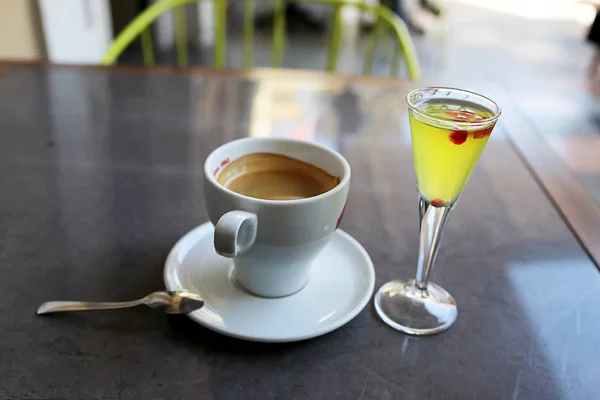 Lemon liqueur and coffee — Stock Photo, Image