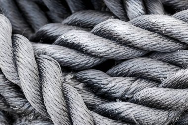 Marina, halatlar ve zincirler