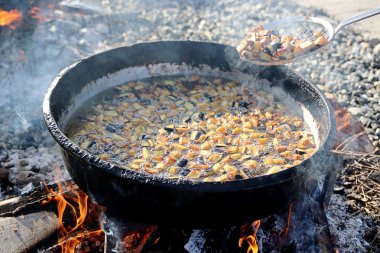 Geleneksel Türk yemek kazanı ve geleneksel yemek