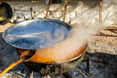 Geleneksel Türk yemek kazanı ve geleneksel yemek