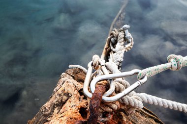 Marina, halatlar ve zincirler