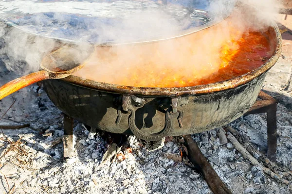 Caldeira de cozinha turca tradicional e comida tradicional turca — Fotografia de Stock