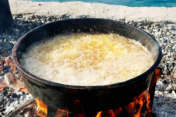 Traditionele Turkse koken ketel en traditionele Turkse gerechten — Stockfoto