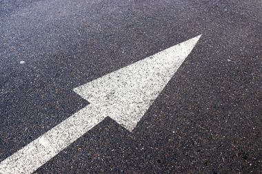 Yol çizgileri ve ok