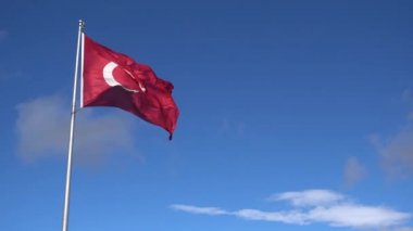 Mavi gökyüzü ve Türk bayrağı