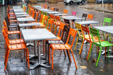 Renkli sandalye ve masa, kahve dükkanı