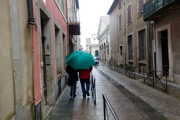 Personer Med Paraplyer Och Regn — Stockfoto