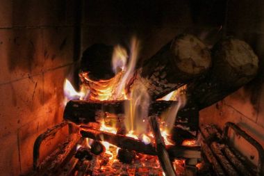 Şömine ateşi içinde belgili tanımlık ev