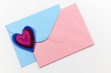 Renk mektup zarf ve renkli Kalpler