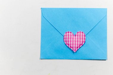 Renk mektup zarf ve renkli Kalpler