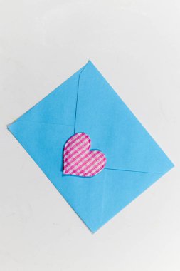 Renk mektup zarf ve renkli Kalpler