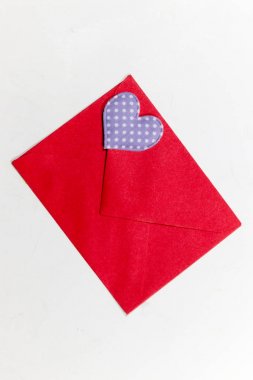 Renk mektup zarf ve renkli Kalpler