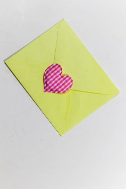 Renk mektup zarf ve renkli Kalpler