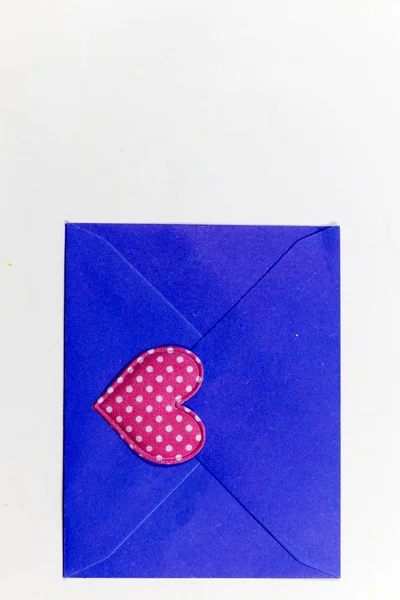 Farbige Briefumschläge Und Farbige Herzen — Stockfoto