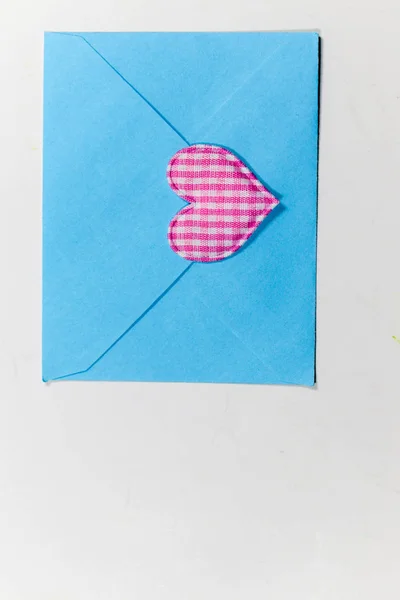 颜色字母信封和有色心 — 图库照片