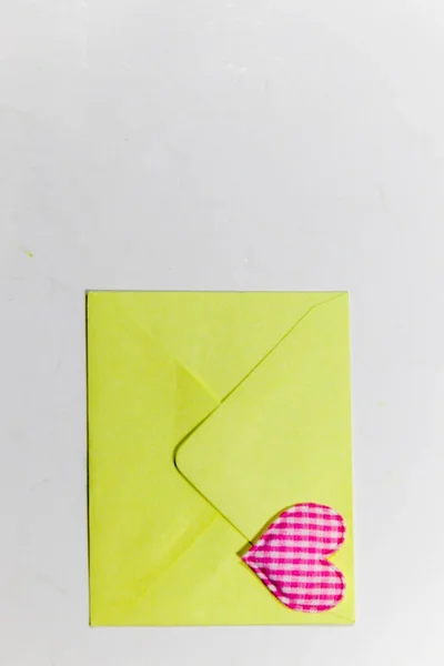 Farbige Briefumschläge Und Farbige Herzen — Stockfoto