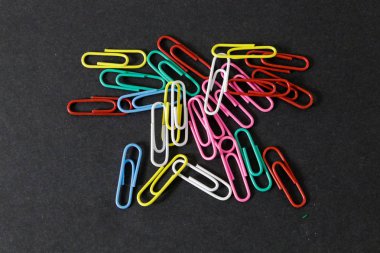 Siyah arka plan ile renkli ataç