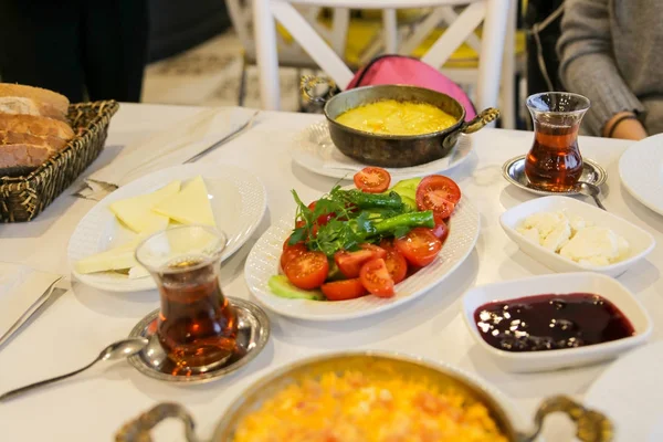 Традиційним Турецьким Сніданком Турецьким Чаєм — стокове фото