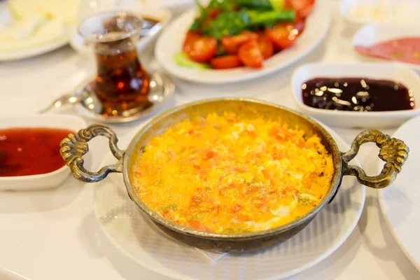Traditionelles Türkisches Frühstück Und Türkischer Tee — Stockfoto