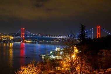 Gece boğaz ve köprü görünümü