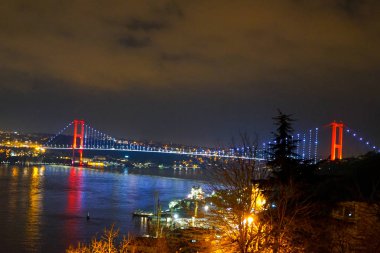 Gece boğaz ve köprü görünümü