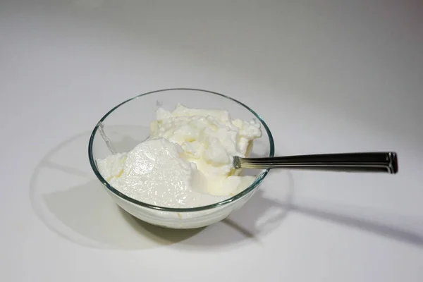 Yogurt Sul Tavolo Isolato — Foto Stock