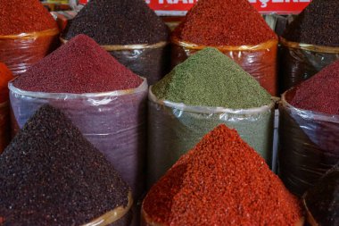 Piyasada renkli baharatlar