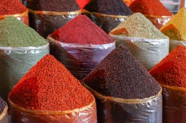 Piyasada renkli baharatlar