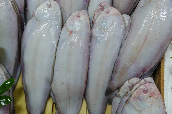Свежие Рыбки Рынке — стоковое фото