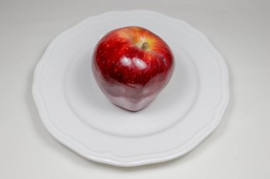 taze kırmızı elma izole